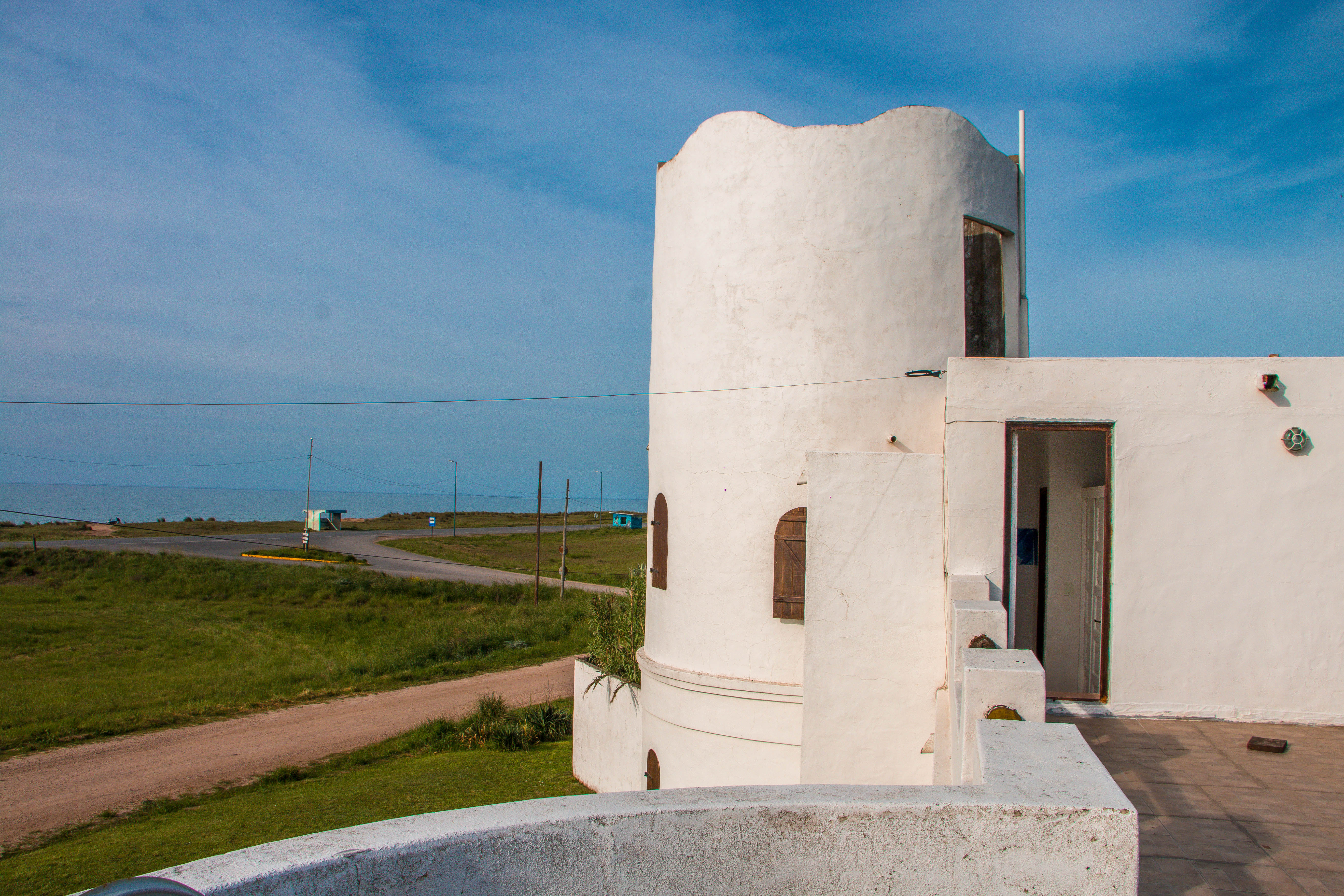 Castillo Surf Camp - Vista exterior con torre y el mar de fondo